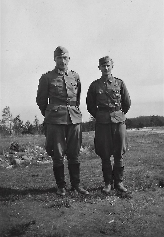 Erkki Esko ja saksalainen (ilmavoimien?) sotilas1942. Kuva: tuntematon. Annu Eskon kuvakansiot.