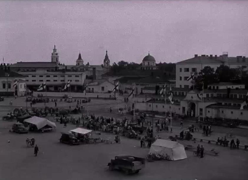 Haminan tori 1954. Kuva Hamina 300 vuotta -lyhytelokuvasta. Ohjaus: Felix Forsman, KAVI