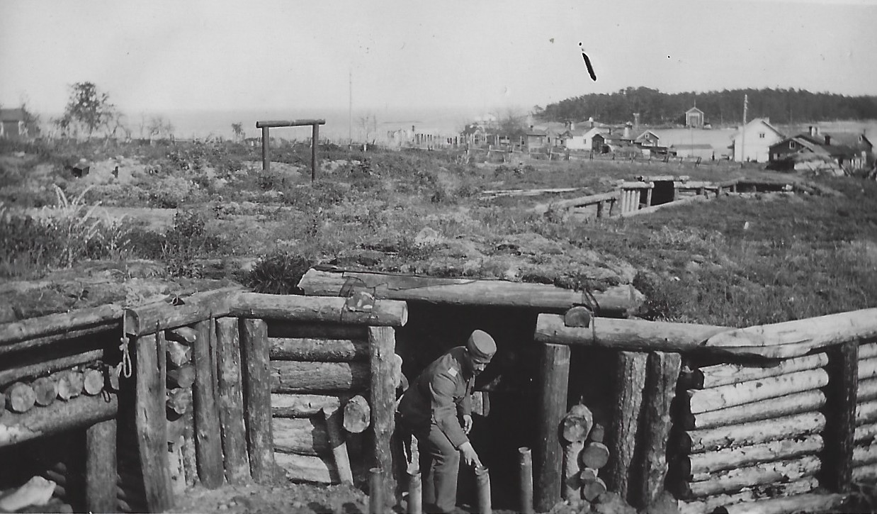 Juoksuhautoja (venlisten) Suursaaressa kesll 1942. Kuva: tuntematon. Annu Eskon kuvakansiot.