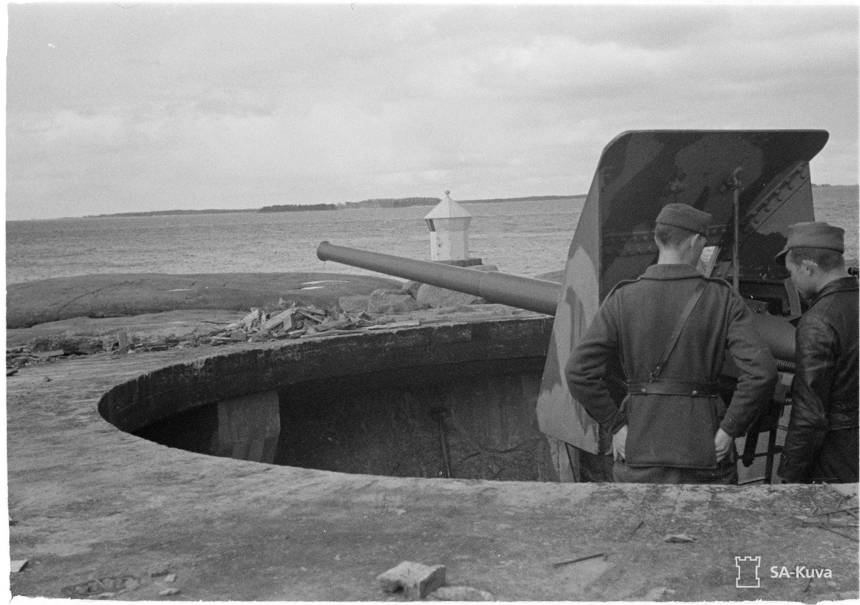 Rantoja turvaavia tuliputkia. SA-Kuva. Kuva: Walter Jokinen 1943