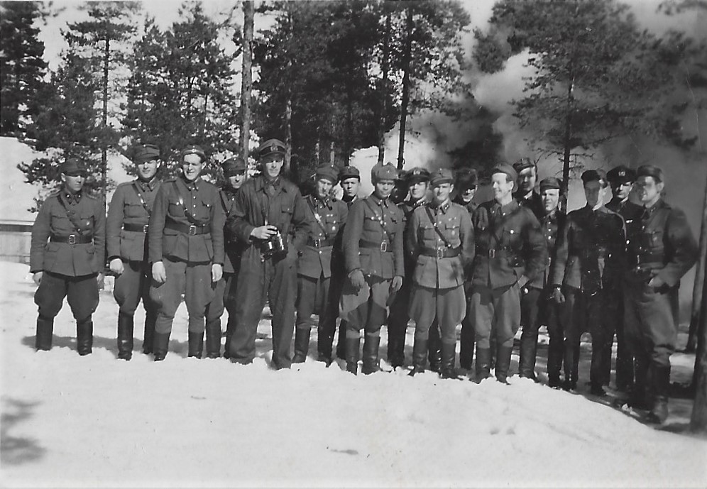 Suursaarella kevll 1943. Kuvassa mys luutnantti Esko. Kuva: tuntematon. Annu Eskon kuvakansiot.