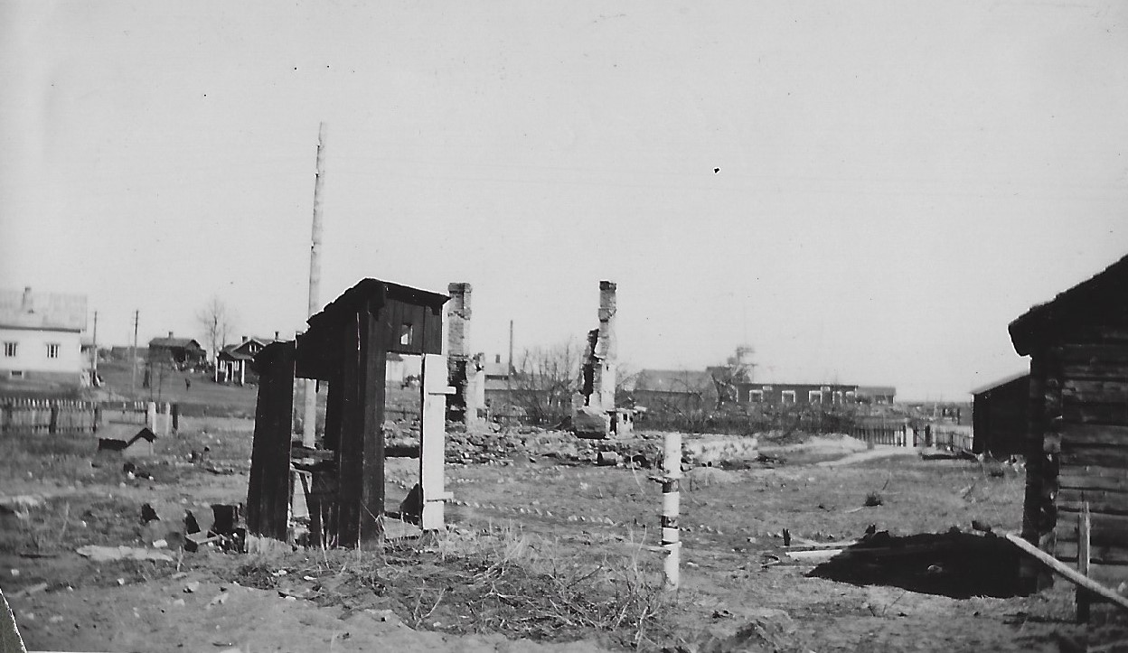 Suurkyln raunioita 1942. Kuva: tuntematon. Annu Eskon kuvakansiot.