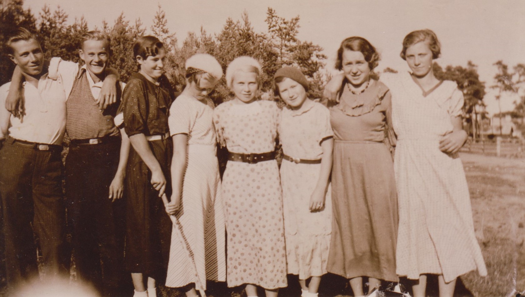 Suursaaren nuorisoa, 1930-luvun alkupuoli, vasemmalta oikealle Joel Naski, Erkki Esko, Aino-Sirkka Kuli, Siiri Luotsi, Maire Rytkl, Silja Rytkl, Aune Pulli, Anja Heikkil. Annu Eskon kuvakansiot.